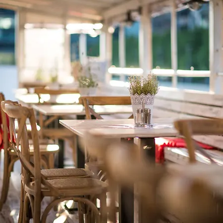 Отель Botel Pressburg