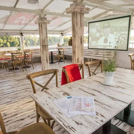 Отель Botel Pressburg 3*