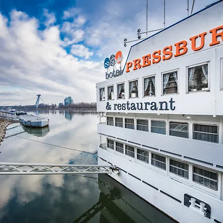 Отель Botel Pressburg 3*
