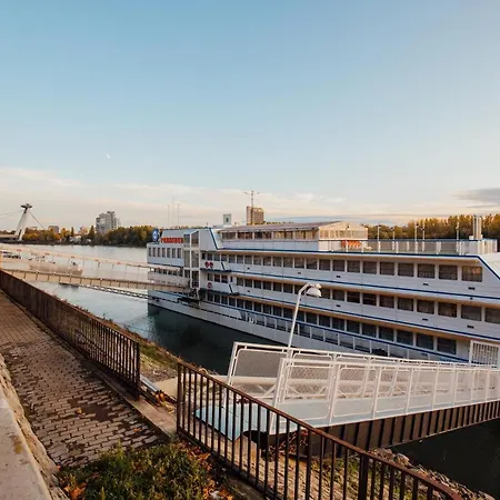 Botel Pressburg Hotell 3*