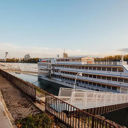 Botel Pressburg Szálloda 3*