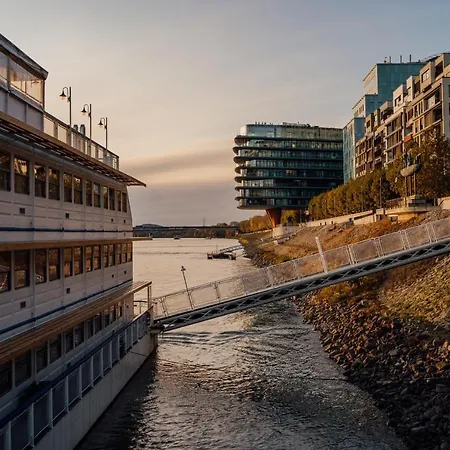 Отель Botel Pressburg