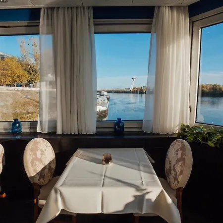 Botel Pressburg Szálloda