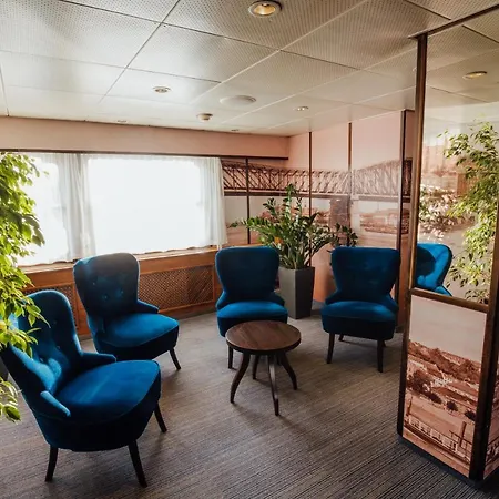 Botel Pressburg Отель 3*