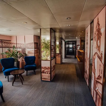 Отель Botel Pressburg 3*