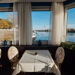 Botel Pressburg 호텔