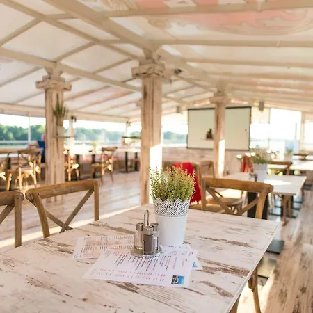 Botel Pressburg Hotel 3*